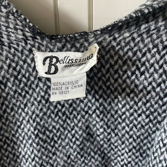 Bellissima Accessories Women’s Black & White Ombré Fringe Poncho Wrap - One size - Picture 2 of 3